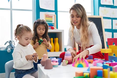 Illustrazione del dibattito tra educatori e genitori sul senso dell'educazione