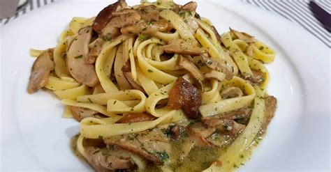 piatto di tagliolini ai funghi ovuli pronti per essere serviti