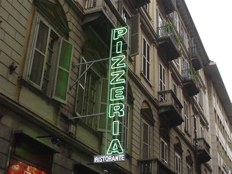 Insegne neon LED colorate che illuminano una vetrina di un negozio