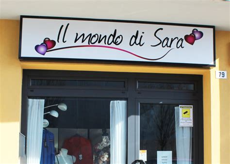 Esempio di insegna a LED personalizzata con logo aziendale, installata all'esterno di un negozio