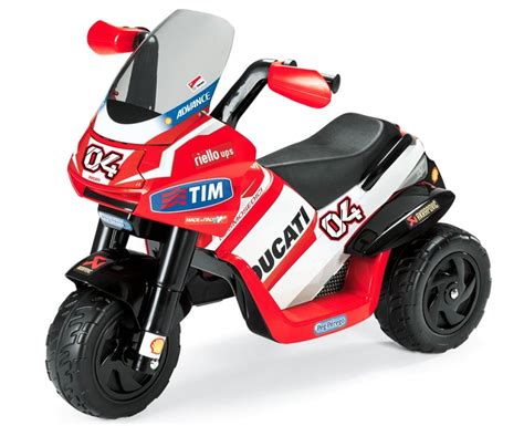 Bambino di 2 anni su una moto elettrica a tre ruote