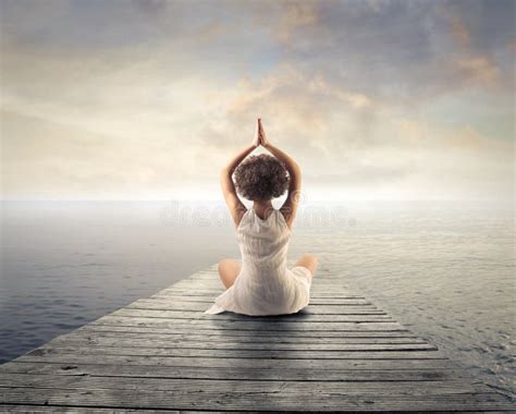 Donna che si rilassa facendo yoga