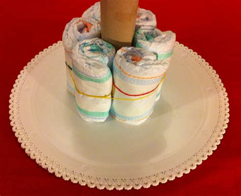 Tutorial step-by-step su come arrotolare i pannolini e fissarli con elastici