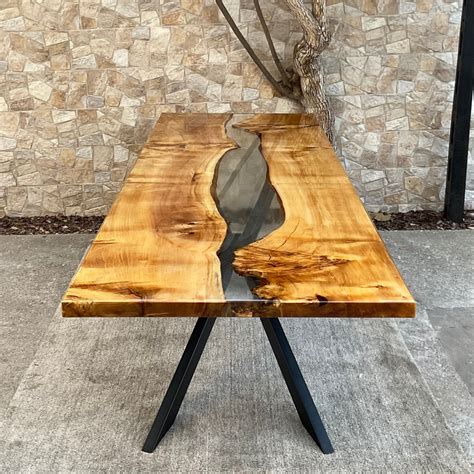 una culla in legno massello dal design elegante e naturale inserita in una cameretta moderna