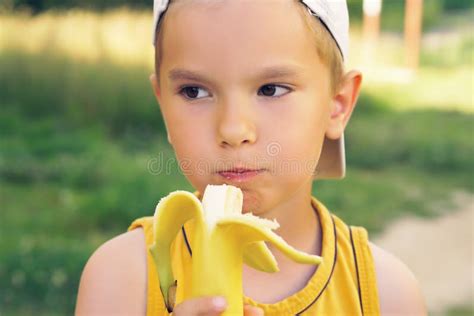 Bambino che mangia banana in sicurezza