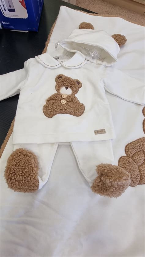 Corredino neonato ordinato con tutine e accessori