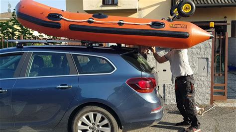 trasporto kayak sul tetto dell'auto