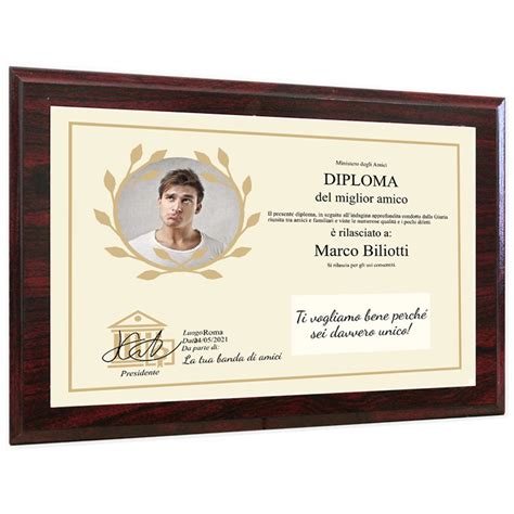 dettaglio di un diploma personalizzato su un banco di scuola circondato da matite colorate