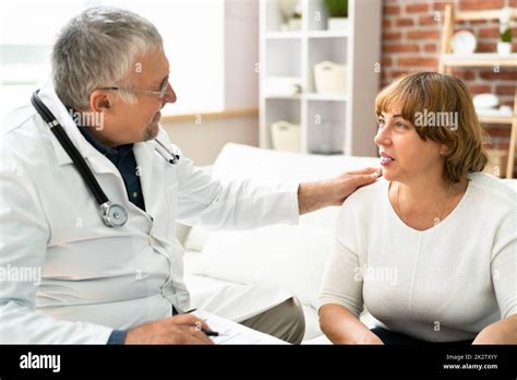 Medico che parla con una famiglia