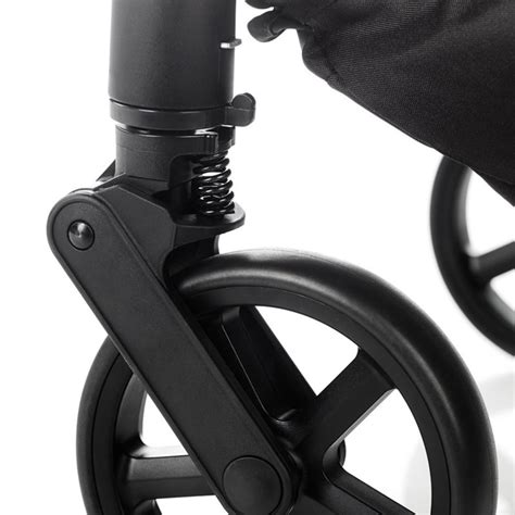 Dettaglio ruota con sospensione di un passeggino di design