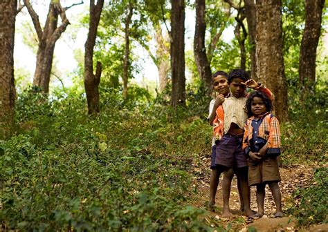 Bambini indigeni che giocano in una riserva