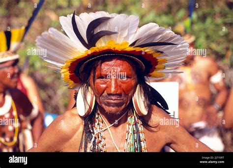 Illustrazione di una levatrice indigena amazzonica che assiste a un parto
