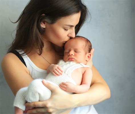 bambino appena nato in braccio alla madre