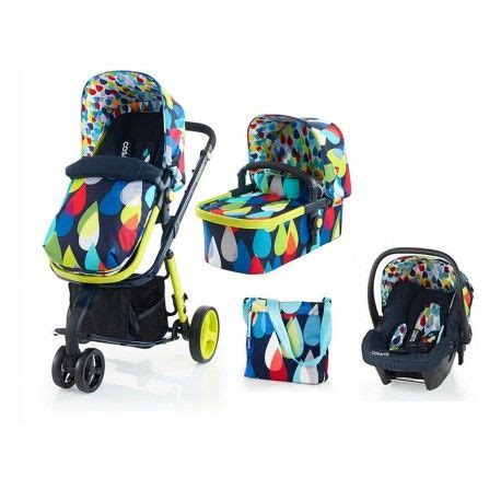 Veduta d'insieme del sistema trio Cosatto Wow 3 colorazione Sunburst in un ambiente urbano soleggiato