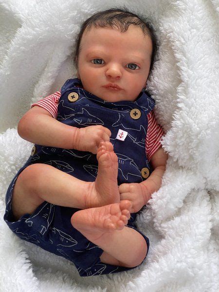 Dettaglio delle mani e dei piedi di una bambola reborn