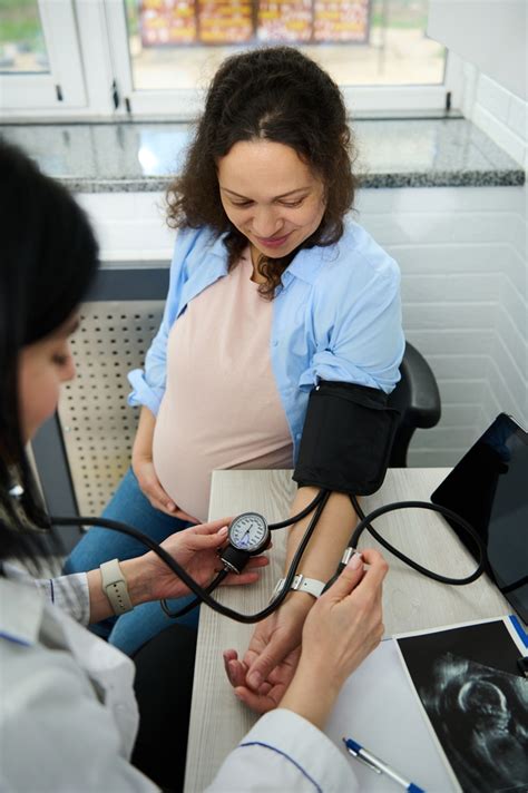 Coppia in attesa durante una visita ostetrica