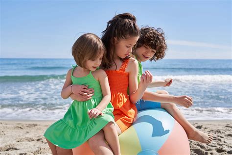 Bambino che gioca in abiti comodi e di qualità