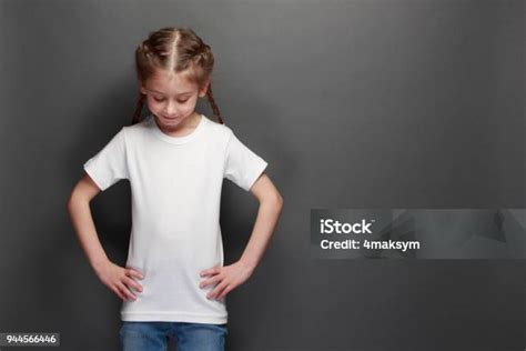 Bambina che indossa una maglietta di design