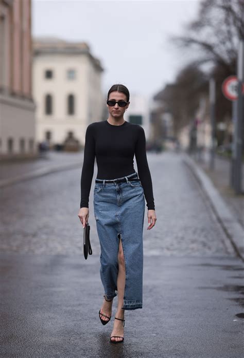 Bambina che indossa una gonna di jeans in un contesto urbano