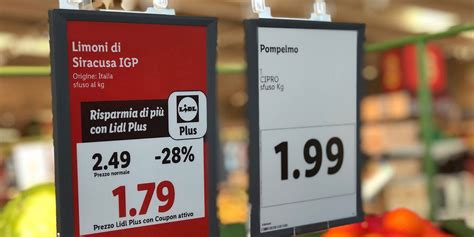 Un cartellino del prezzo con un forte sconto