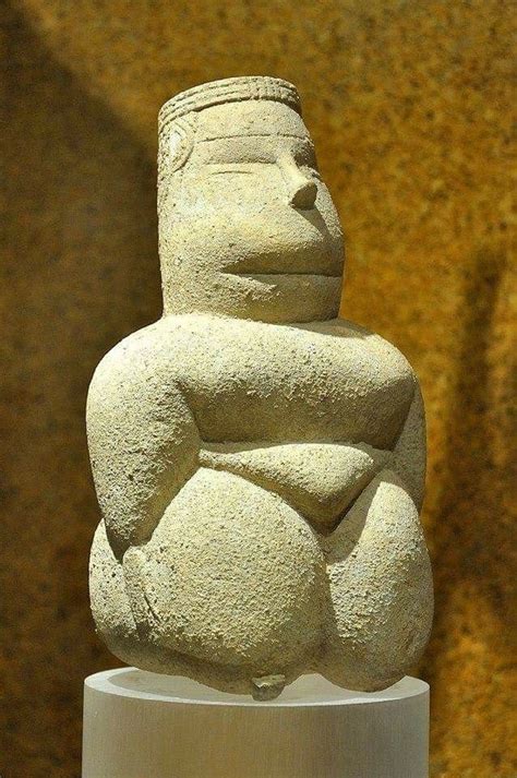 rappresentazione stilizzata di una statuetta della Dea Madre preistorica circondata da simboli di natura