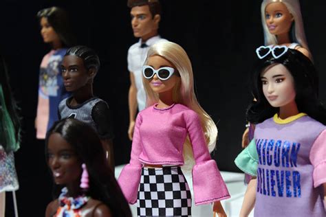 Diverse versioni di Barbie nel corso degli anni
