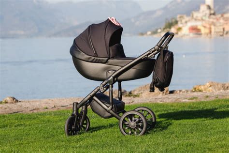Un passeggino moderno posizionato in un ambiente luminoso e accogliente