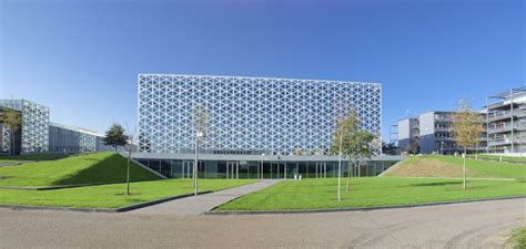 Edificio scolastico moderno e accogliente con ampi spazi verdi esterni