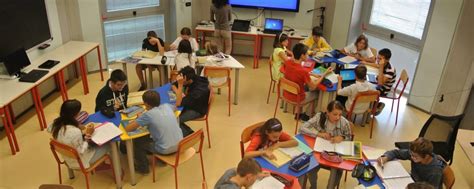 Bambini impegnati in un'attività di gioco cooperativo in uno spazio laboratorio