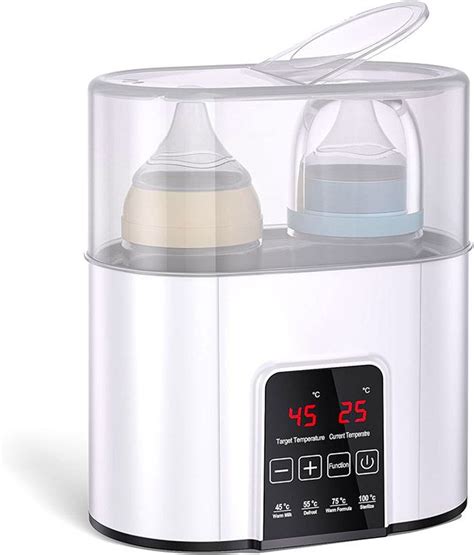 illustrazione di una madre che prepara un biberon con uno scaldabiberon moderno