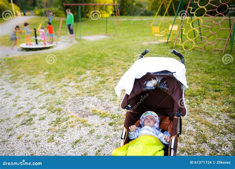 Bambino che riposa in carrozzina protetto dall'ombra durante una passeggiata estiva