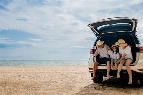 Famiglia che prepara l'auto per un viaggio con bambini