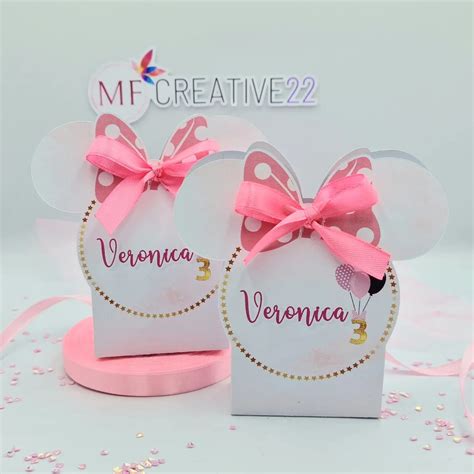 illustrazione di una culla portaconfetti a tema Minnie con dettagli in rosa e stelline