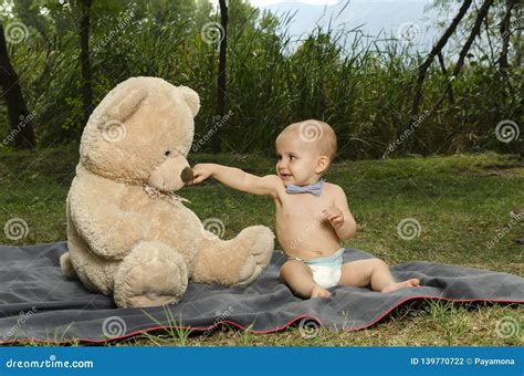 bambino che gioca senza pannolino