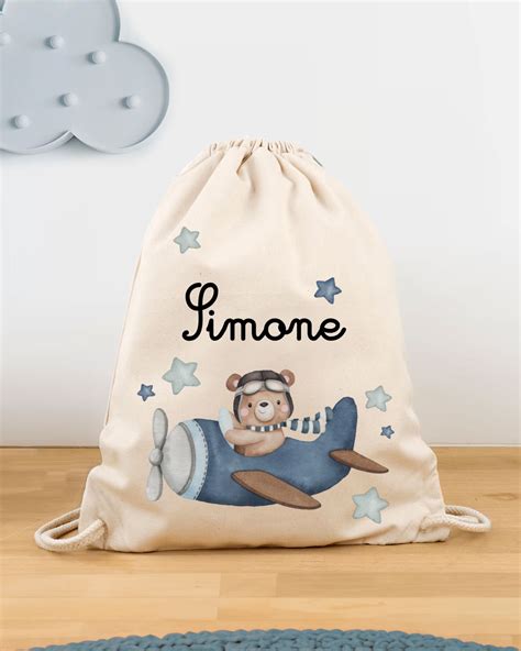 Bambino che prepara la sua sacca asilo colorata