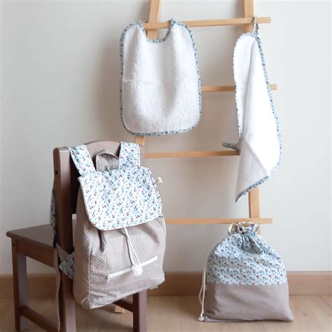 Un set completo di accessori asilo, inclusa sacca, bavaglino e asciugamano