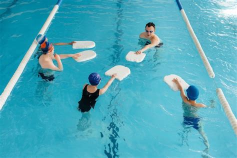 Bambino che impara a nuotare con un istruttore in piscina