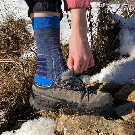 Persona che fa trekking con abbigliamento in lana merino