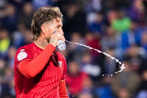 Calciatori che bevono durante una partita