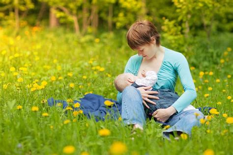 Neonato che succhia energicamente il seno
