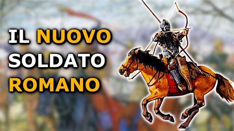 Soldato romano a cavallo in una fredda sera d'inverno