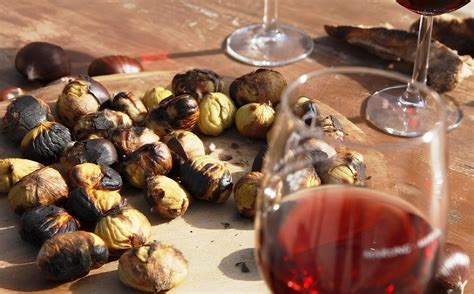 Tavola imbandita con vino novello, castagne e dolci tipici di San Martino
