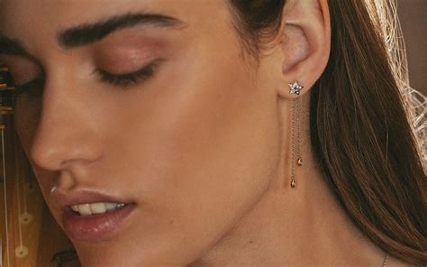 Bambina che indossa orecchini delicati con il design di Hello Kitty