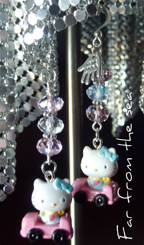 Collezione di orecchini Hello Kitty disposti su un vassoio di velluto