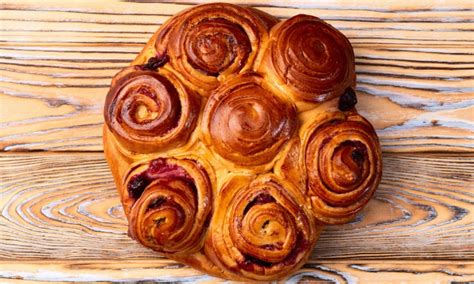 Ingredienti disposti sul piano di lavoro per la torta di rose