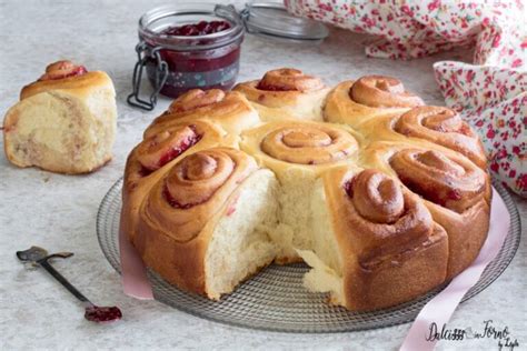 Primo piano di una fetta di torta di rose con marmellata