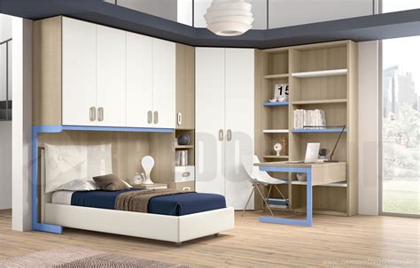 Cameretta con letto a ponte e armadio angolare