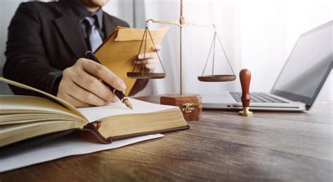 Un'aula di tribunale con un giudice