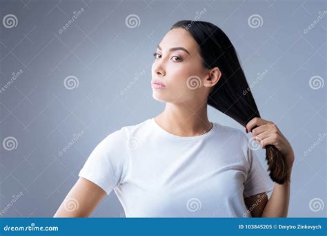 Donna incinta che si tocca i capelli
