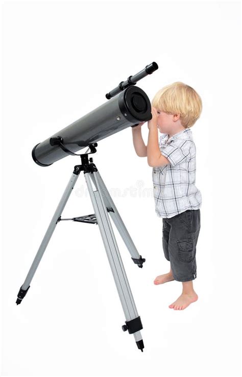 Bambino che guarda attraverso un telescopio